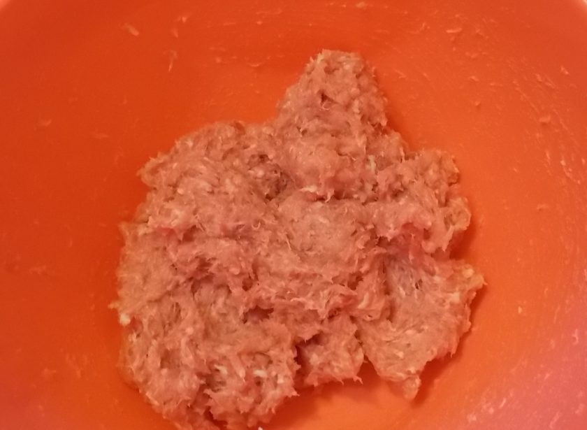 1. Этап. Котлеты Инегёль кёфте: Добавьте в фарш соду и перемешивайте в течение 10 минут.