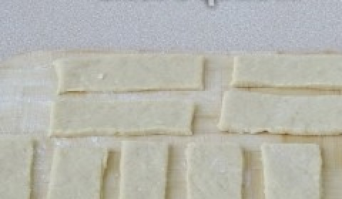 1. Этап. Воздушный хворост на кефире: 3. Тесто выложите на поверхность и раскатайте. Получившийся пласт средней толщины разрежьте на полоски.