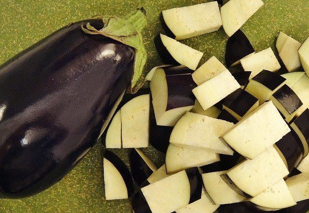 1. Этап. Икра из баклажанов и кабачков: Тоже самое делаем и с баклажанами, но кожицу очищать не нужно!