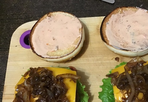 1. Этап. Чизбургер с карамелизированным луком: На сыр выложить карамелизированный лук. Верхнюю часть булочки смазать оставшимся соусом.