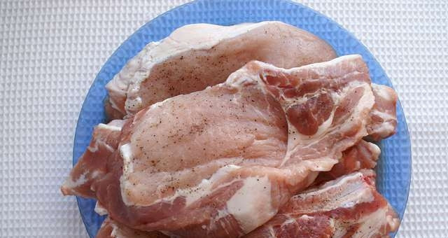 1. Этап. Свиная корейка в рукаве для запекания: Для этого рецепта вам понадобится свиная вырезка на кости. Хорошенько промойте кусок мяса и обсушите его бумажными салфетками. Зачистите от жилок, лишнего жирка и пленок. Затем разрежьте кусок поперек волокон по кости на равные куски.