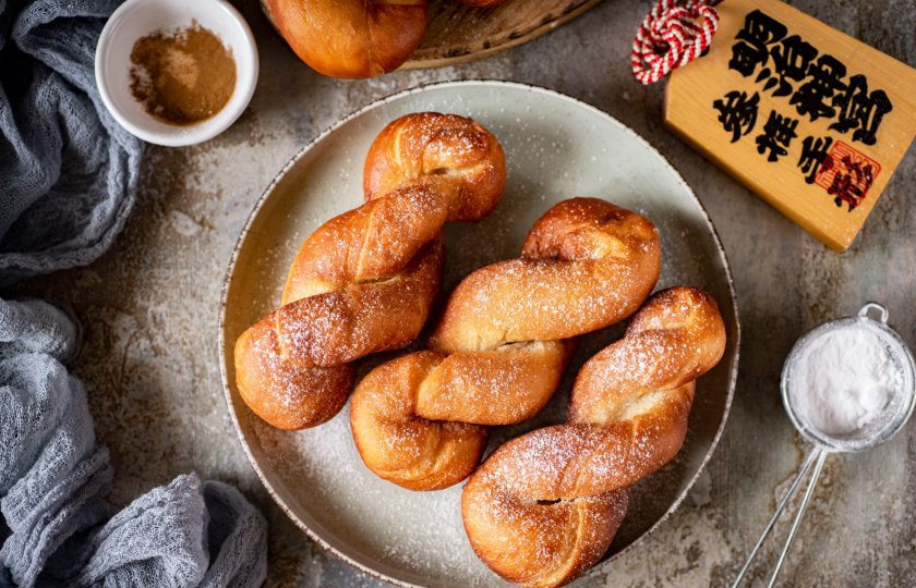 1. Этап. Корейские пончики: Готовые корейские пончики обсыпьте сахарной пудрой с корицей и подавайте к столу. Приятного аппетита!