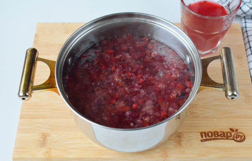 1. Этап. Морс клюквенный: Доведите до кипения и проварите пару минут. Охладите до теплого состояния.