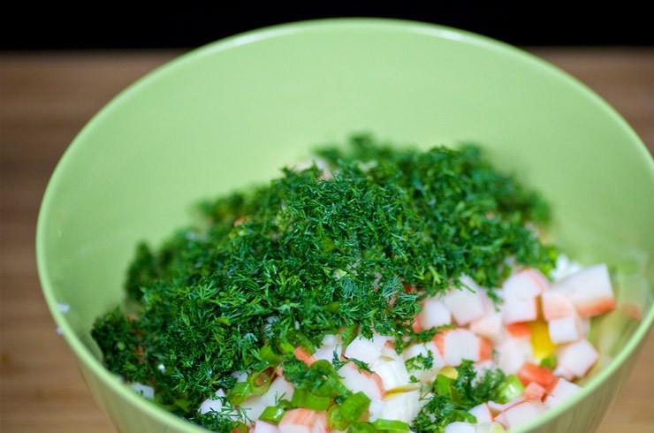 1. Этап. Крабовый салат с красной фасолью: 5. Добавьте лук.