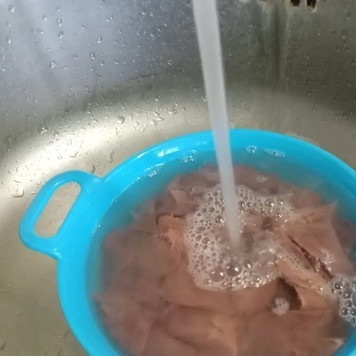 1. Этап. Куриная печень по-турецки: Промыть печень под проточной водой.