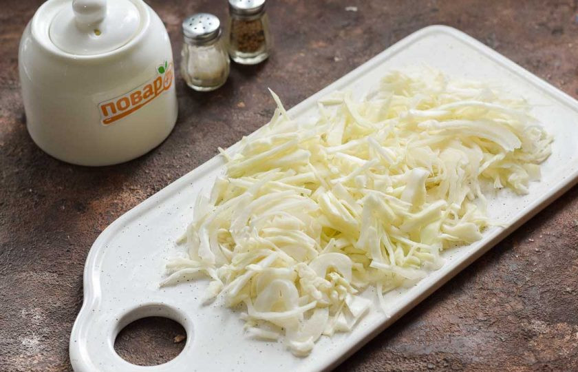 1. Этап. Салат из редьки с капустой: Капусту ополосните и просушите. После нарежьте капусту тонкими длинными полосками.