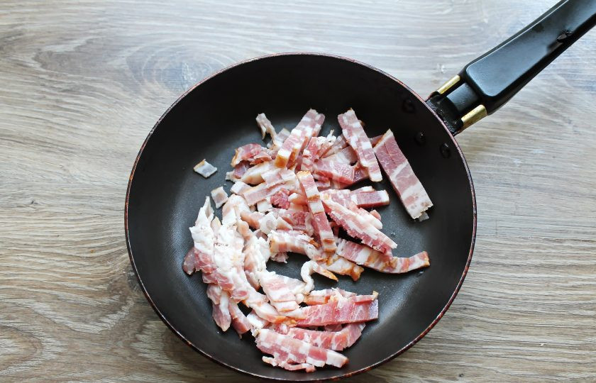 1. Этап. Гратен с беконом: Бекон порежьте соломкой и выложите в сковороду.
