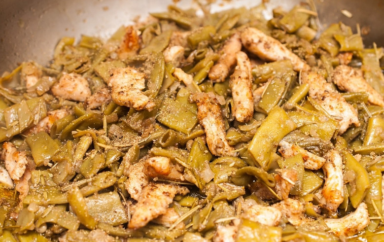 1. Этап. Баранина со стручками фасоли и яйцом: Параллельно обжариваем баранину до золотистой корочки. Перекладываем мясо к фасоли, вбиваем яйцо. Перемешиваем и готовим еще 10 минут.