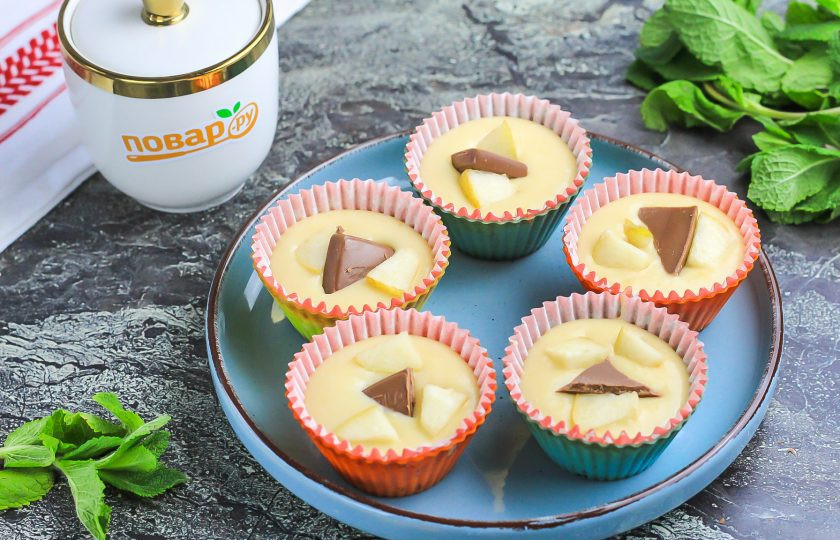 1. Этап. Маффины с шоколадом и грушей: Выложите в формочки для маффинов бумажные формочки и влейте в каждую по 2 ст.л. приготовленного теста. Разрежьте грушу на четыре части и вырежьте семенные блоки. Нарежьте кубиками, но не крупными. Такими же кубиками нарежьте шоколад. Добавьте немного грушевой нарезки и шоколад в каждую формочку.