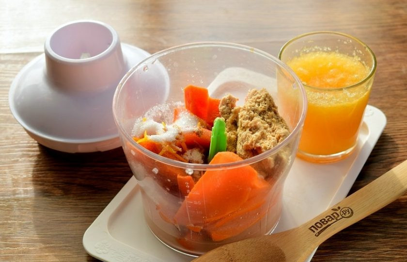 1. Этап. Пряное тыквенное суфле с отрубями: Тыкву, отруби, сахар, специи и цедру измельчите до однородности с помощью блендера.