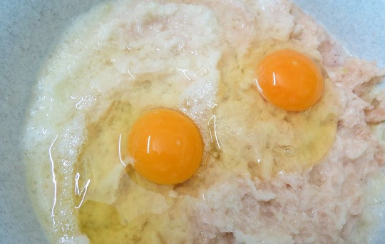 1. Этап. Драники с фаршем куриным: 4. Вбить в картофель яйца, посолить и поперчить по вкусу. Перемешать до однородности.