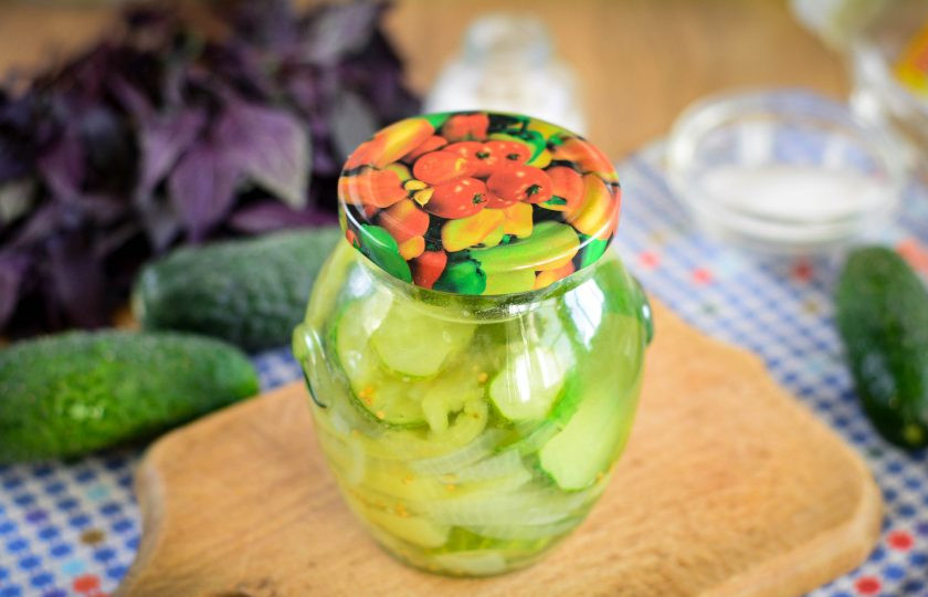 1. Этап. Огурцы Бостон: Закатайте крышками и дайте остыть под одеялом ночь. Выход заготовки - 2 банки по 750 г. Приятного аппетита!