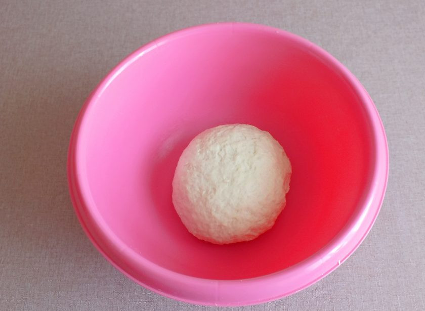 1. Этап. Батон Подмосковный: Если тесто липнет к рукам, добавьте 0,5 ст.л. муки, руки смажьте маслом и месите до однородного состояния. Готовое тесто должно получится мягким, упругим. Округлите его, переложите в миску. Накройте полотенцем и оставьте в теплом месте на 1 час 30 минут.