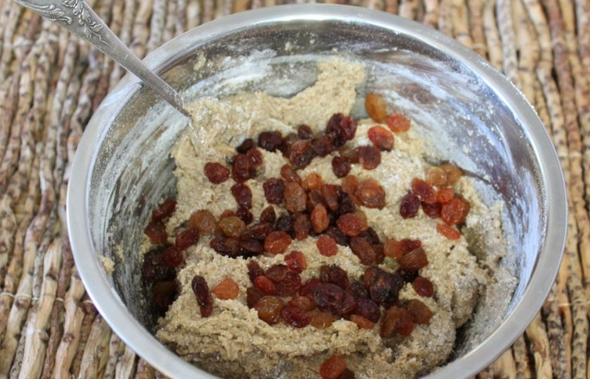 1. Этап. Печенье с изюмом из ржаной муки: В тесто кладем изюм и перемешиваем.