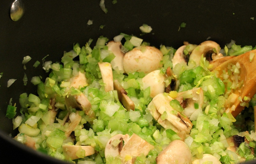 1. Этап. Томатно-мясной соус: Затем в глубокой сковородке или кастрюльке обжариваем нарезанные овощи на среднем огне около 10 минут, постоянно перемешивая.