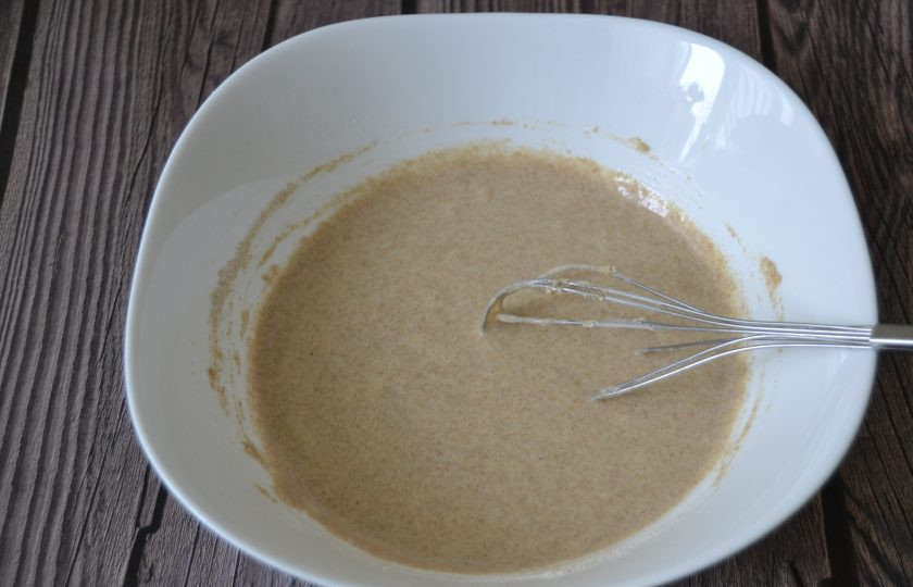 1. Этап. Ржаные оладьи на кефире: Дайте тесту настояться 15 минут.