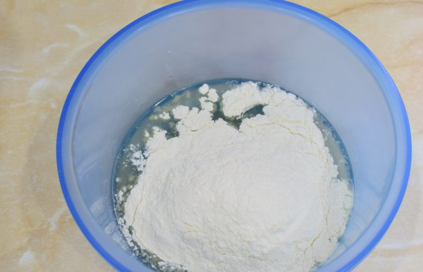 1. Этап. Галета с творогом и малиной: Добавьте сахар, соду и муку. Сразу все смешайте. Мука быстро начнет завариваться и тесто будет собираться в комок.