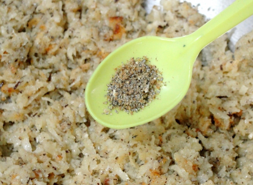 1. Этап. Ладду: Добавьте кардамона и сахара по вкусу.