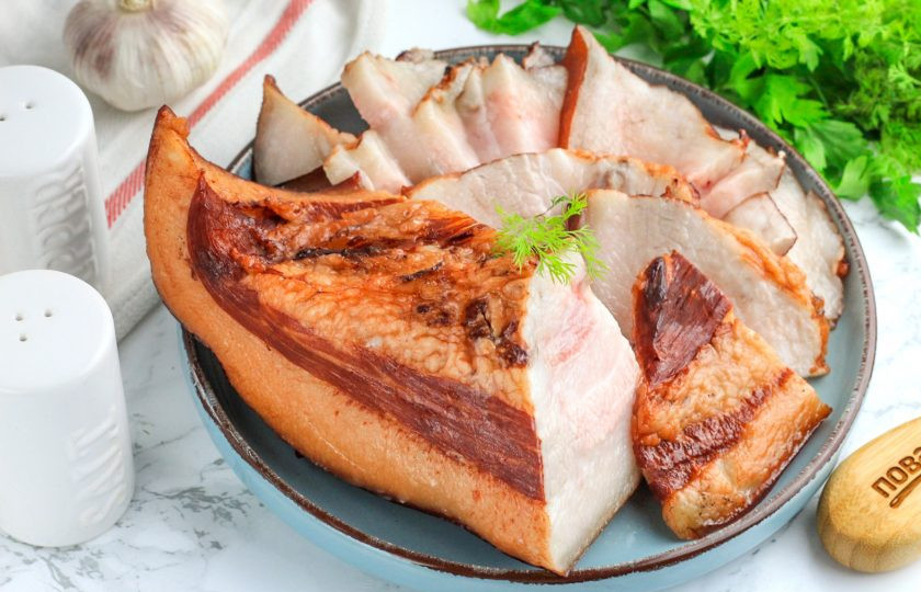 1. Этап. Щековина свиная в луковой шелухе: Подайте к столу мясо с горчицей, хлебом, различными соусами или гарниром.