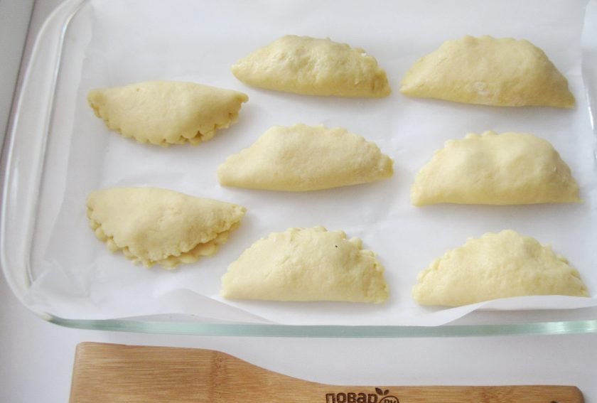 1. Этап. Сочники с вишней: Выложите сочники в форму для выпечки с пекарской бумагой.