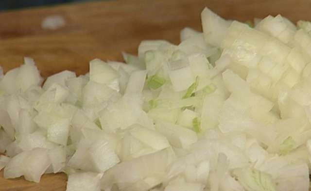 1. Этап. Ризотто с печенью: Измельчаем лук и чеснок.