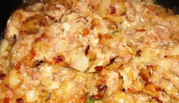 1. Этап. Жареная картошка с фаршем: 1. Лук измельчим и обжарим до прозрачности на растительном масле. Затем добавим фарш и специи, продолжаем жарить, периодически помешивая.