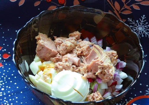 1. Этап. Салат с копчёным тунцом: Добавить тунец ( вместе с жидкостью ).