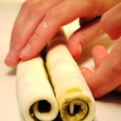 1. Этап. Печенье слоеное: Аналогично сворачиваем рулет с другого конца теста до середины. Таким образом, у вас получится такая конструкция, как на фото. Точно таким же способом сворачиваем вторую половину теста.