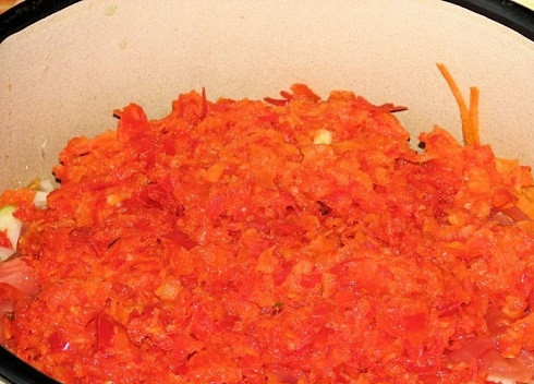 1. Этап. Салат Кубанский на зиму: Очистим перец от сердцевины с семенами и мелко нарежем.