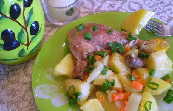 1. Этап. Утка, тушенная с овощами: Мелко нарежьте зелёный лук. Украсьте им каждую порцию блюда.