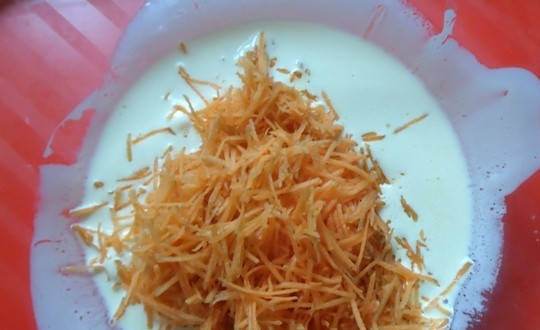 1. Этап. Пирог Морковник: Далее в эту смесь натрите на мелкой тёрке морковь.