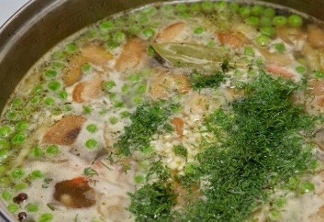 1. Этап. Грибной суп из замороженных грибов: И бросьте в суп зеленый горошек. Добавьте лавровый лист, перец горошком, мелко рубленный чеснок и зелень укропа. Затем перемешайте суп.
