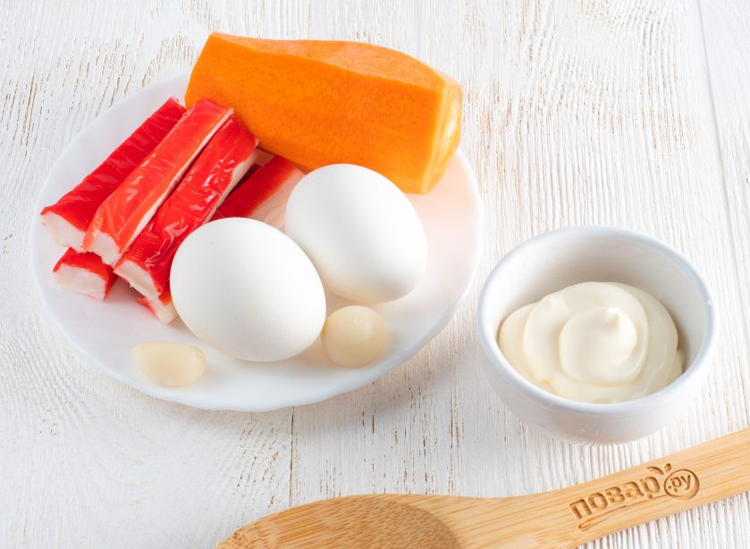 1. Этап. Салат с крабовыми палочками и морковью: Подготовьте все необходимые ингредиенты. Яйца отварите и остудите.