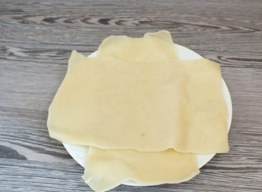 1. Этап. Тесто для лазаньи в хлебопечке: Листы перекладывайте на тарелку, поперек друг к другу. Таким образом они не склеятся.