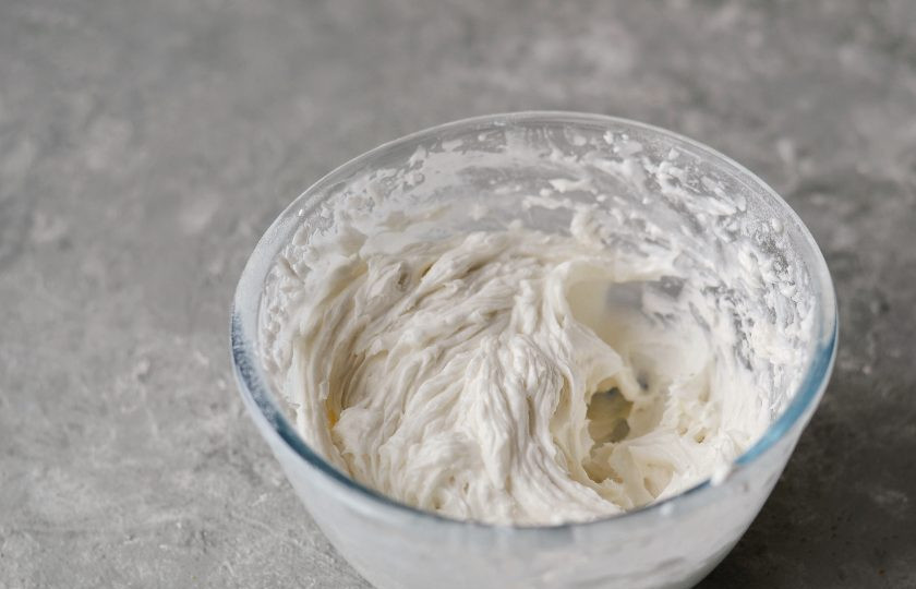 1. Этап. Торт из кокосовой муки: Добавьте творожный сыр, взбейте ещё раз до однородности.