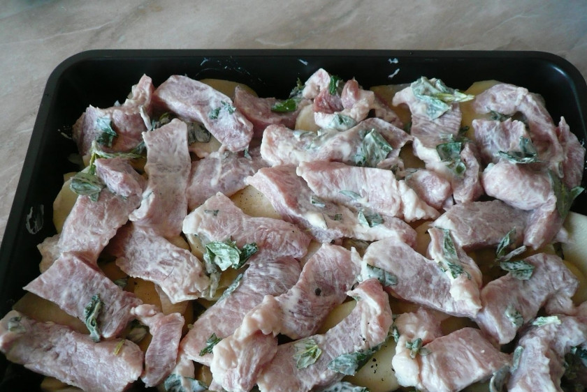 1. Этап. Запеченный картофель со свининой: 3. Дальше — слой мяса, которое предварительно мы обмазываем в смеси майонеза, специй и зелени. Выкладываем куски сверху, отправляем блюдо в духовку при 200 градусах запекаться час-полтора.