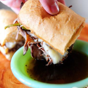 1. Этап. Итальянские горячие бутерброды: Закрываем бутерброд. Подавать к столу вместе с бульоном.