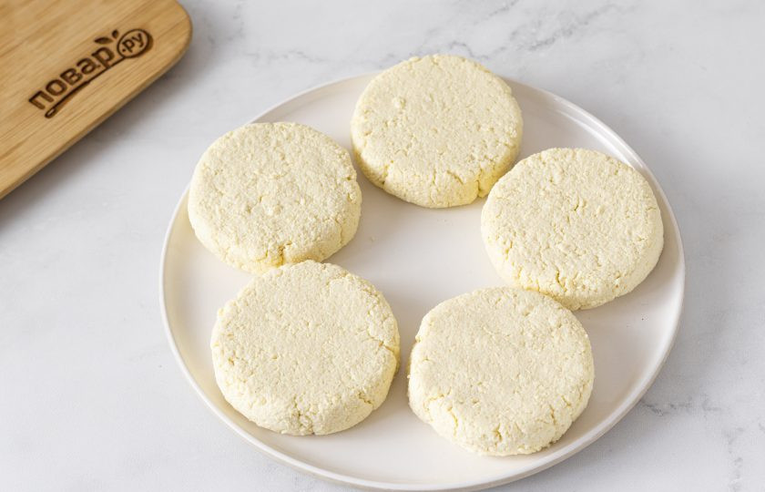 1. Этап. Сырники из тофу: Сформируйте из получившейся массы сырники. Если масса разваливается, то можно добавить немного воды. А если масса слишком жидкая, то добавьте еще рисовой муки.