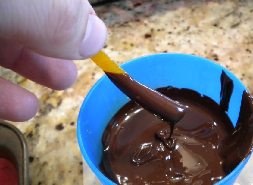 1. Этап. Цитрусовый конфи: 4. Хранить в холодильнике в сиропе в герметическом контейнере до 4-х недель. Перед употреблением достать из сиропа. Порезать ломтиками. Шоколад растопить на водяной бане. Ломтики окунуть в шоколад. Приятного аппетита!