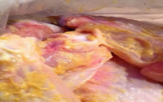 1. Этап. Куриные крылышки, запеченные в микроволновке: Пакет завяжите и несколько раз встряхните, чтобы все мясо покрылось смесью специй.