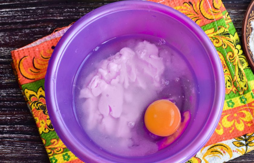 1. Этап. Блины на йогурте с дырочками: Влейте теплую воду.