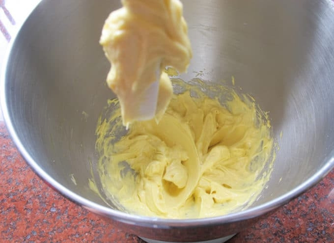 1. Этап. Бабка с корицей: 3. Затем добавьте растительное масло и ванильный экстракт, продолжайте взбивать. Далее добавляйте по одному желтки, каждый раз взбивая массу.