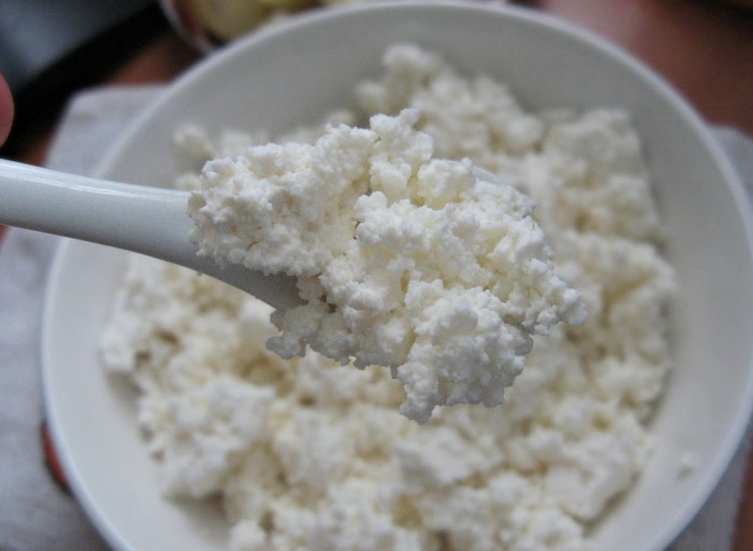 1. Этап. Домашний творог для грудничка: 4. В результате у вас получается зернистый и вкусный творожок. Для себя также можно приготовить такое лакомство, добавив в десерт фрукты или ягоды.