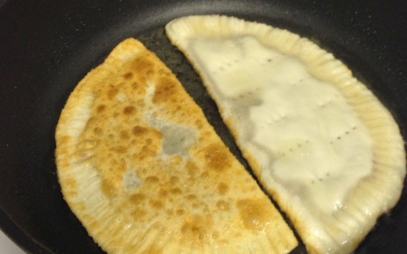 1. Этап. Простой рецепт чебуреков: 5. Разогрейте сковороду с растительным маслом и выложите чебуреки, обжаривайте до румяной корочки на слабом огне.