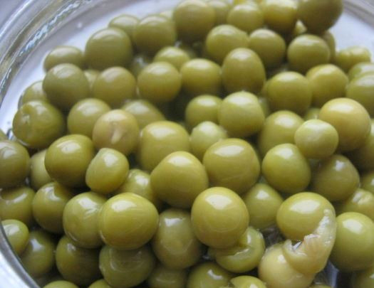 1. Этап. Салат Оливье с крабовыми палочками: Открываем баночку с горохом, жидкость сливаем.