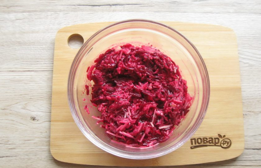 1. Этап. Салат из свеклы с яблоком и орехами: Посолите салат по вкусу и перемешайте.