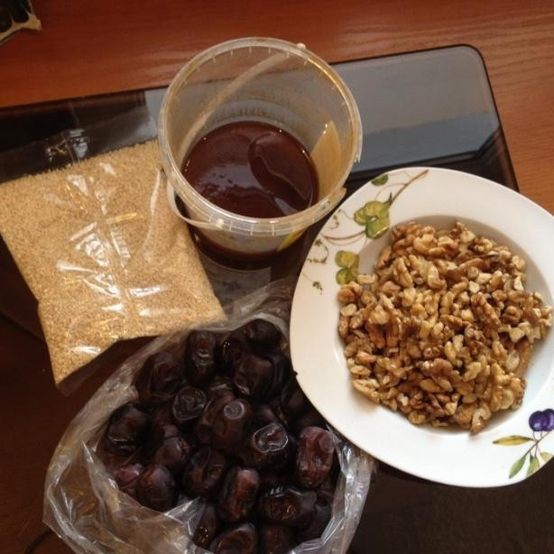 1. Этап. Финиковые шарики: Берем финики, грецкие орехи, мед и кунжут.