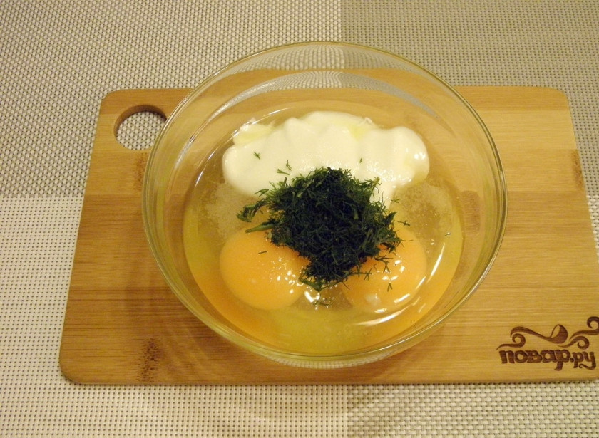 1. Этап. Пирог с гречкой и печенью: Яйца взбейте венчиком со сметаной, солью и укропом. Можно добавить любимые специи.