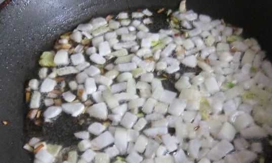 1. Этап. Рыбные котлеты из речной рыбы: В сковороде разогреваем растительное масло и обжариваем на нем лук до золотистого цвета.