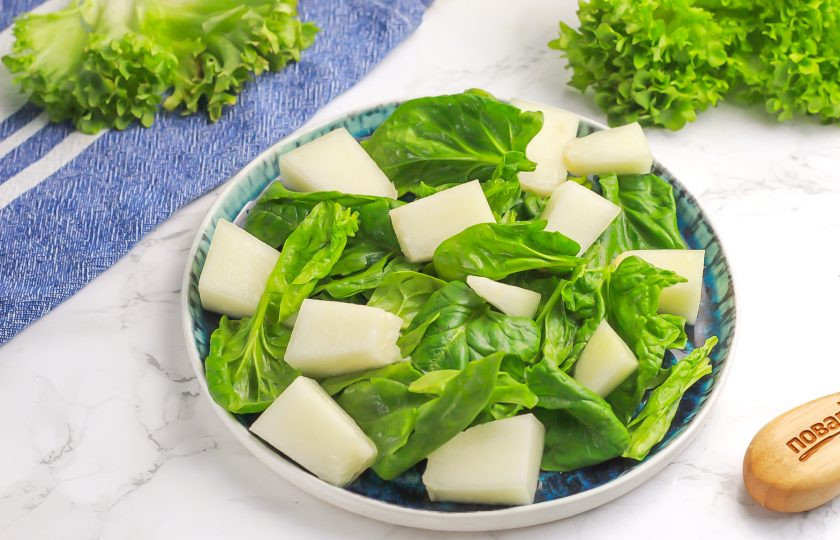 1. Этап. Салат с нектаринами и дыней: Нарежьте дыню ломтиками и срежьте мякоть с кожуры. Нарежьте ее кубиками и выложите между листьями шпината. По желанию можно выбрать дынную мякоть ложкой для мороженого.